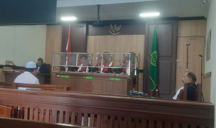 Muhammad Hafid pria pemilik kios burung di Kebomas Gresik saat menjalani persidangan. (blok-a.com/ivan)