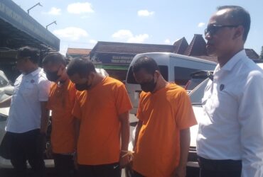 Tiga tersangka penggelapan dan penipuan mobil saat dikeler petugas kepolisian.(Blok-a.com/Syahrul Wijaya)
