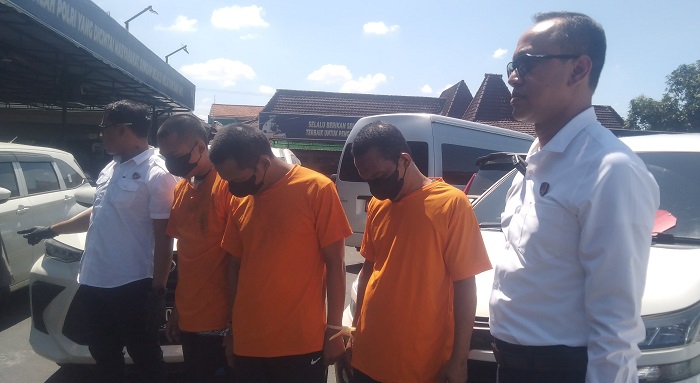 Tiga tersangka penggelapan dan penipuan mobil saat dikeler petugas kepolisian.(Blok-a.com/Syahrul Wijaya)