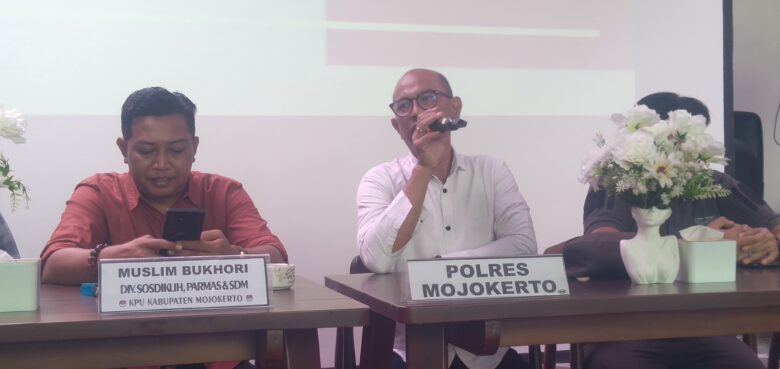 Komisioner KPU bersama narasumber dari Polres dan Kejaksaan saat gelar acara media gathering.(Blok-a.com/Syahrul Wijaya)