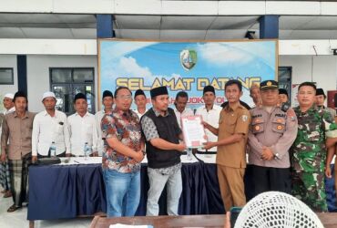 Holip Ketua PABDPSI Kabupaten Sampang Serah Surat Penolakan Pergantian Pj Kades Hasil Musdeslub 16 Desa kepada Didik Camat Omben.