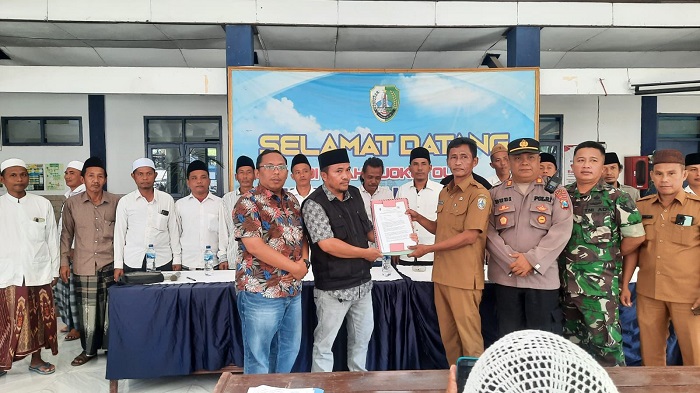 Holip Ketua PABDPSI Kabupaten Sampang Serah Surat Penolakan Pergantian Pj Kades Hasil Musdeslub 16 Desa kepada Didik Camat Omben.