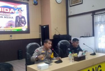 Wakapolres Jombang Kompol Hary K bersama Kasihumas Iptu Kasnasin dalam ngopi bareng media.(Blok-a.com/Syahrul Wijaya)