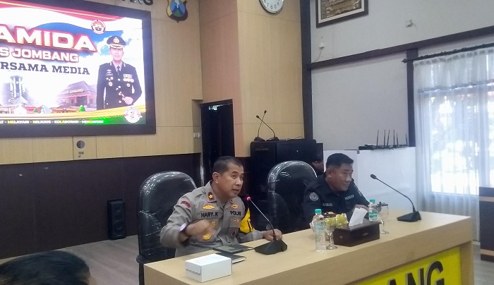 Wakapolres Jombang Kompol Hary K bersama Kasihumas Iptu Kasnasin dalam ngopi bareng media.(Blok-a.com/Syahrul Wijaya)