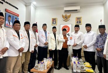 Ketua DPW PKS Jawa Timur serahkan Surat Rekomendasi kepada Paslon Aba Idi - Ra Mahfud.