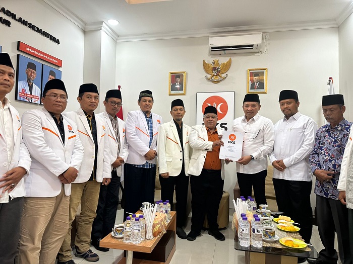 Ketua DPW PKS Jawa Timur serahkan Surat Rekomendasi kepada Paslon Aba Idi - Ra Mahfud.