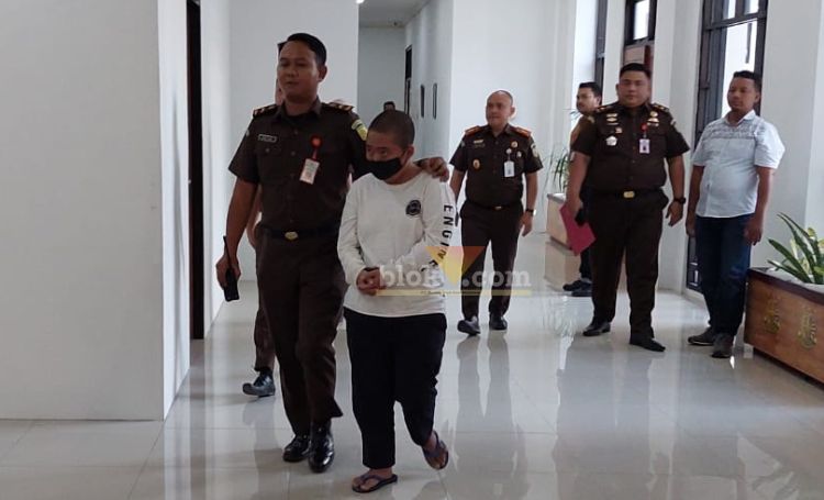 BAH, pelaku kasus pornografi anak di bawah umur dilimpahkan ke Kejaksaan Gresik.(blok-a.cok/ivan)