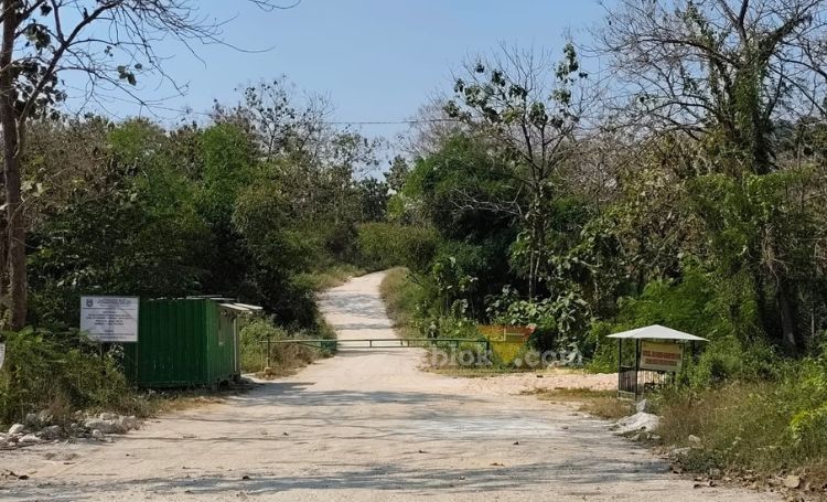 Pasca viral, akses masuk pertambangan PT KCC di Prupuh, Panceng, Gresik ditutup.(blok-a.com/ivan)