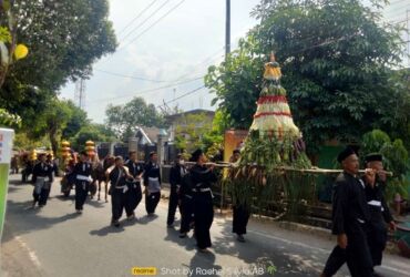 Kirab Pusaka Ki Andong Sari diiringi Oklik Laras Pandowo.