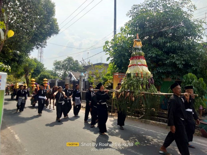 Kirab Pusaka Ki Andong Sari diiringi Oklik Laras Pandowo.