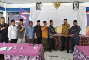 Ketua BPD se-Kecamatan Robatal menyerahkan surat penolakan pergantian Pj Kades kepada Camat Robatal untuk disampaikan kepada Pj Bupati.