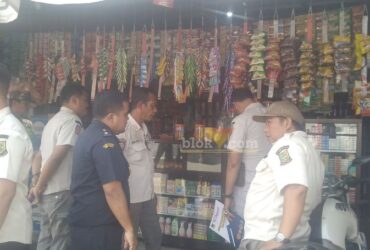 Razia gabungan di sejumlah toko rokok di wilayah kecamatan Magersari, Kota Mojokerto.(Blok-a.com/Syahrul Wijaya)