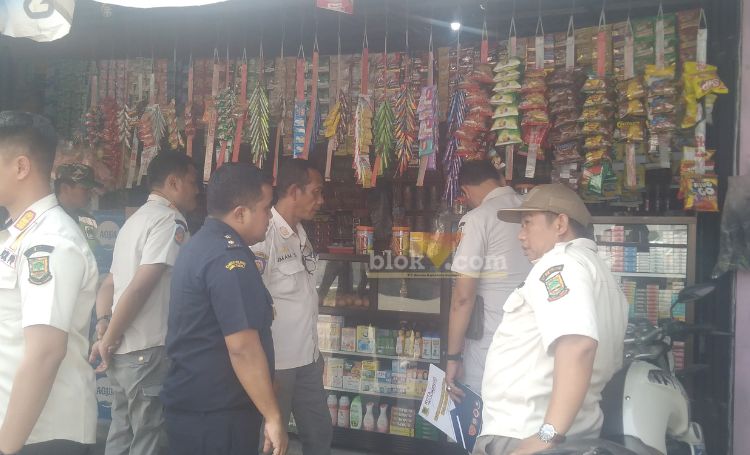 Razia gabungan di sejumlah toko rokok di wilayah kecamatan Magersari, Kota Mojokerto.(Blok-a.com/Syahrul Wijaya)