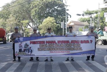Satlantas Gresik Sosialisasi Kamseltibcarlantas di simpang tiga GKB Jalan Dr. Wahidin, Gresik.