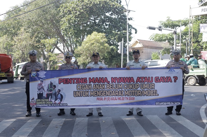 Satlantas Gresik Sosialisasi Kamseltibcarlantas di simpang tiga GKB Jalan Dr. Wahidin, Gresik.