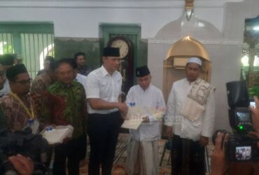 Menteri ATR/BPN Agus Harimuti Yudhoyono serahkan sertifikat wakaf di Masjid Kanjeng Sunan Giri. (blok-a.com/ivan)