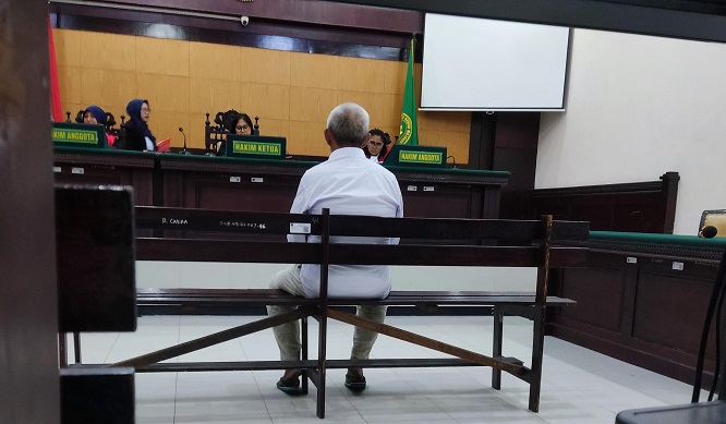 Terdakwa penyerobotan tanah gono-goni saat menghadiri sidang perdana di PN Mojokerto.(Blok-a.com/Syahrul Wijaya)