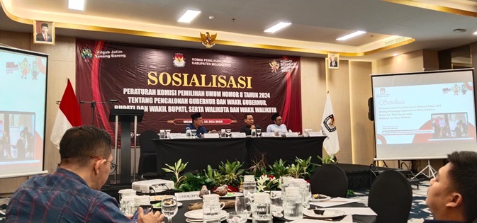 Sosilsasi peraturan pilkada 2024 di Aston Mojokerto.(Blok-a.com/Syahrul Wijaya)