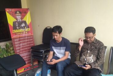 Suami Oknum PNS yang diduga selingkuh bersama kuasa hukumnya.(blok-a.com/Syahrul Wijaya)