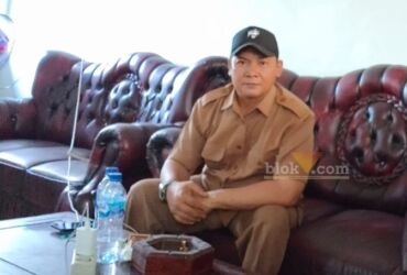 Suharsono Kades Mojotengah, Menganti, Gresik klarifikasi pemberitaan. (blok-a.com/ivan)