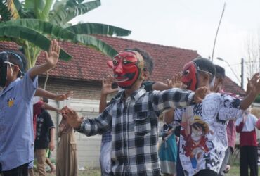 Flashmob tari topeng di Ki Purwa Heritage Festival 2024