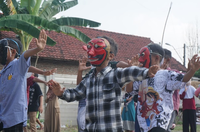 Flashmob tari topeng di Ki Purwa Heritage Festival 2024