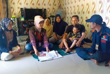 Bawaslu Gresik beserta jajarannya door to door melakukan uji petik patroli pengawasan kawal hak pilih.(dok. Bawaslu)