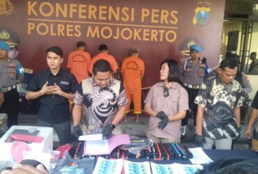 Konferensi pers Polres Mojokerto ungkap peredaran uang palsu.(blok-a.com/Syahrul Wijaya)