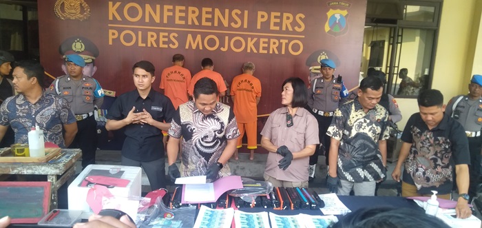 Konferensi pers Polres Mojokerto ungkap peredaran uang palsu.(blok-a.com/Syahrul Wijaya)
