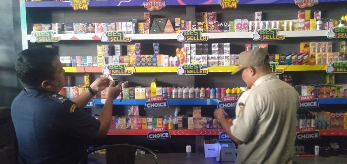 Razia gabungan di sejumlah toko rokok di wilayah kecamatan Magersari, Kota Mojokerto.(Blok-a.com/Syahrul Wijaya)