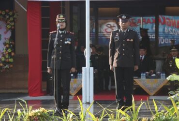 Wakapolres Sampang saat memimpin apel HUT Bhayangkara ke-78 di lapangan apel Wira Manunggal Wicaksana Polres Sampang.