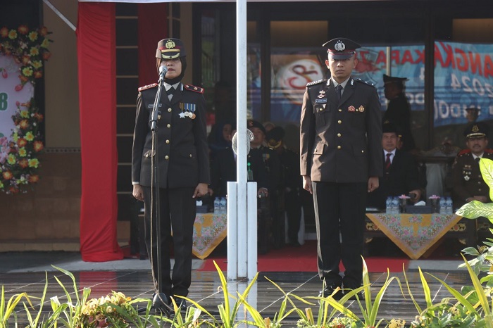 Wakapolres Sampang saat memimpin apel HUT Bhayangkara ke-78 di lapangan apel Wira Manunggal Wicaksana Polres Sampang.