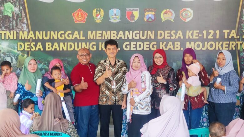 Teks: RSUD Haji bersama TMMD adakan Germas di desa Bandung.(dokumen Kodim 0815).