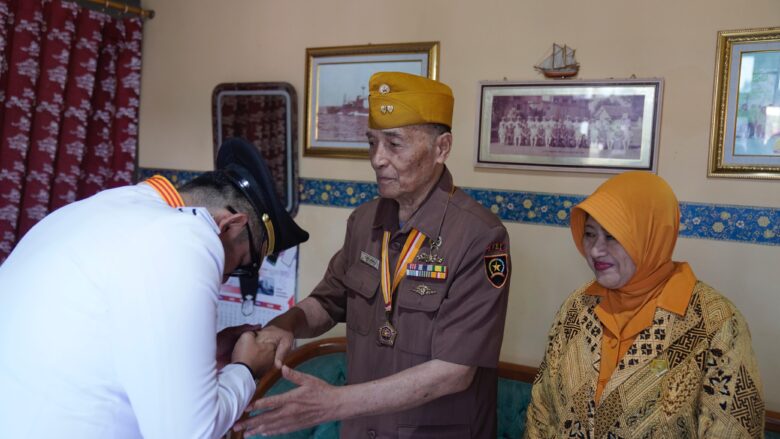 Teks: Pj walikota bersama forkopimda memberikan bingkisan kepada veteran, dan janda veteran.(dokumen kominfo)