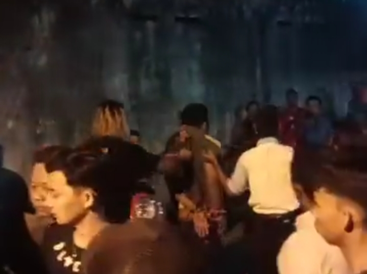 Teks : pencuri sepeda motor yang berhasil ditangkap warga diamankan polisi.(Tangkapan video warga)