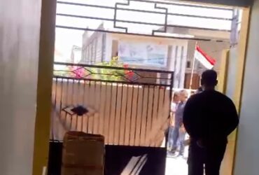 Tangkapan layar video oknum debt collector mendatangi rumah korban di Peganden, Manyar, Gresik. (blok-a.com/ivan)