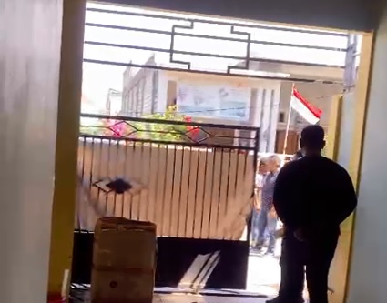 Tangkapan layar video oknum debt collector mendatangi rumah korban di Peganden, Manyar, Gresik. (blok-a.com/ivan)