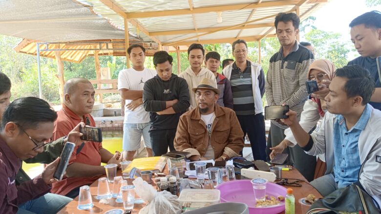 Pengacara sekaligus owner PT JID, Marsuto Alfianto saat menggelar konferensi pers di kantor kerjanya, Desa Larangan Badung, Kecamatan Palengaan, Pamekasan, Senin (12/8/2024).