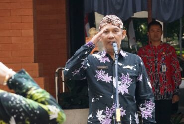 Sekdakab Magetan Hergunadi saat menggelar apel bersama di Halaman Kantor Pemda Magetan, Kamis (22/8/2024).