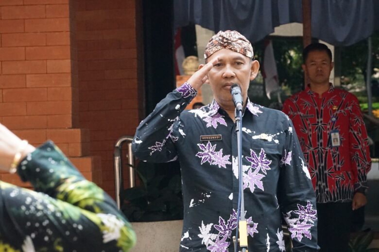 Sekdakab Magetan Hergunadi saat menggelar apel bersama di Halaman Kantor Pemda Magetan, Kamis (22/8/2024).