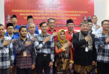Ning Ita dan Sandi datang ke kantor KPU untuk mendaftar wali kota Mojokerto di Pilkada 2024.(Blok-a com/Syahrul Wijaya)