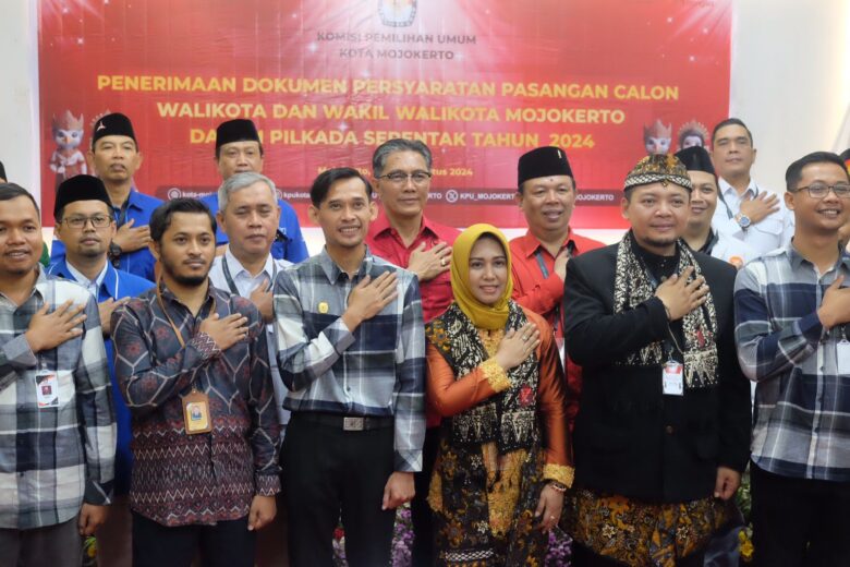 Ning Ita dan Sandi datang ke kantor KPU untuk mendaftar wali kota Mojokerto di Pilkada 2024.(Blok-a com/Syahrul Wijaya)