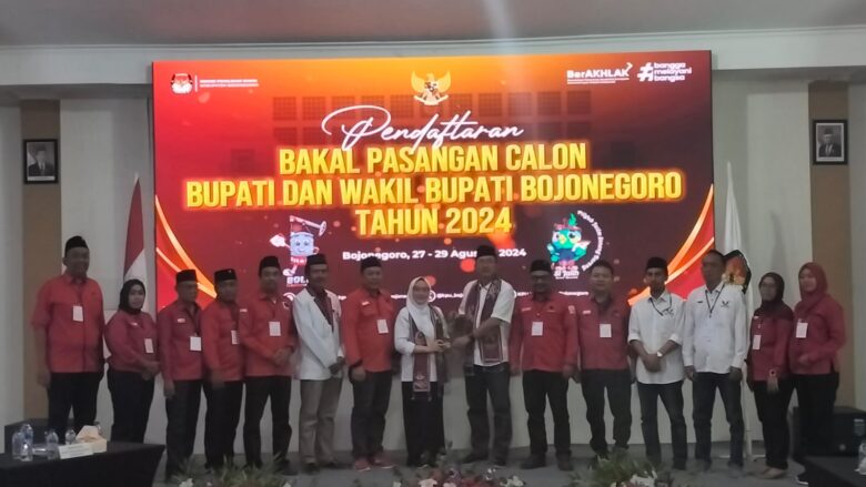 Teguh Hariyono-Farida Hidayati daftar ke KPU Kabupaten Bojonegoro sebagai pasangan bakal calon Bupati dan Wakil Bupati periode 2024 - 2029.