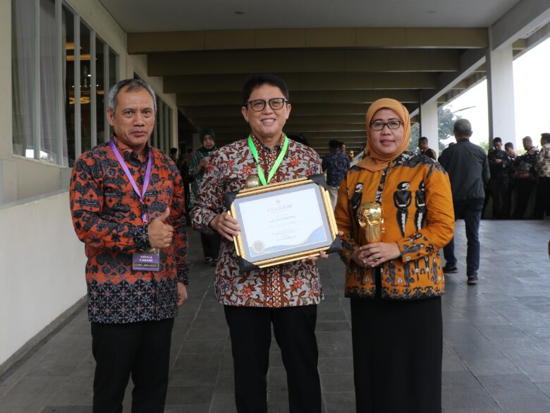 Pj Bupati Bojonegoro Adriyanto, usai menerima penghargaan UHC di Krakatau Grand Ballromm TMII Jakarta Timur, Kamis (08/08/2024).