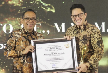 Pj Bupati Bojonegoro Adeiyanto Raih Penghargaan Pemimpin Inspiratif 2024