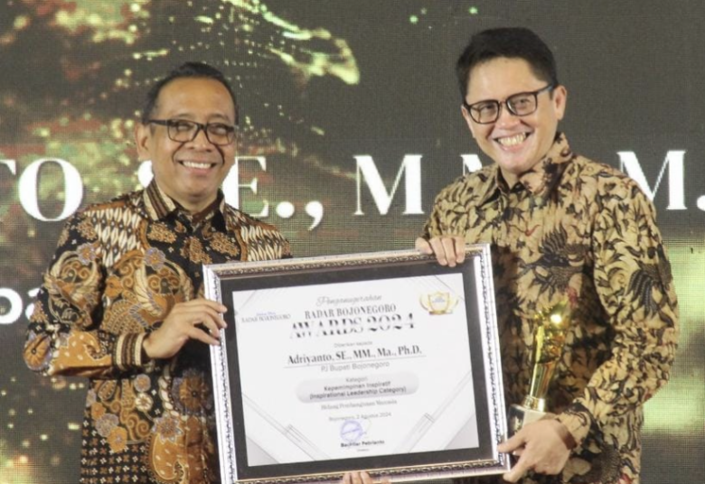 Pj Bupati Bojonegoro Adeiyanto Raih Penghargaan Pemimpin Inspiratif 2024