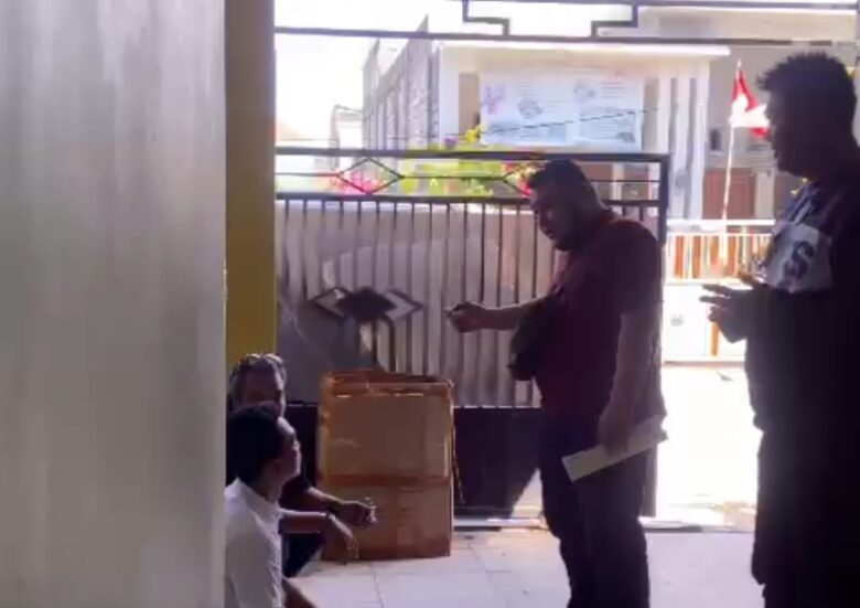 Tangkapan layar video oknum debt collector mendatangi rumah korban di Peganden, Manyar, Gresik. (blok-a.com/ivan)
