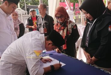 Pasangan Mubarok mendaftar Bupati dan wakil Bupati di kantor KPU Mojokerto.(Blok-a.com/Syahrul Wijaya)