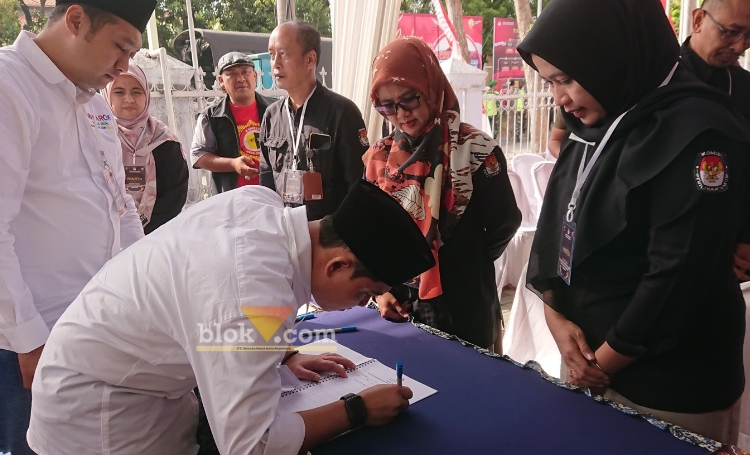 Pasangan Mubarok mendaftar Bupati dan wakil Bupati di kantor KPU Mojokerto.(Blok-a.com/Syahrul Wijaya)