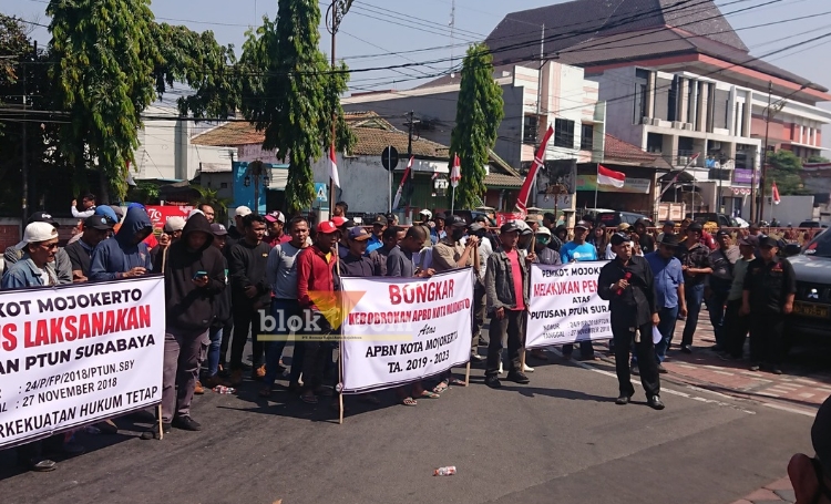 Unjuk rasa di depan kantor Pemerintah Kota Mojokerto.(Blok-a.com/Syahrul Wijaya)